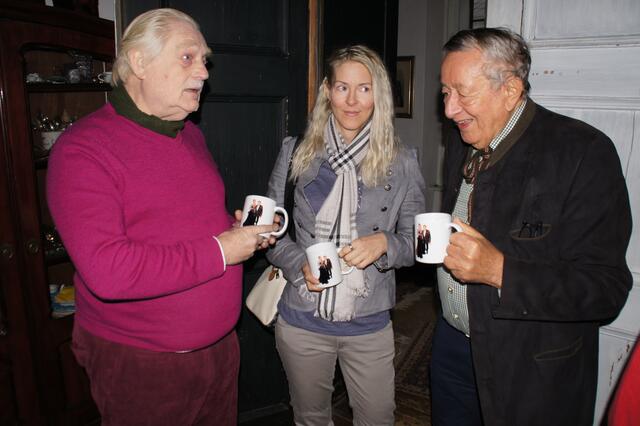 Lorenz Gudenus, der Onkel von Johann Gudenus, Simone "Bienchen" Reiländer und Richard Lugner genießen heiße Suppe im Lugner-Häferl.