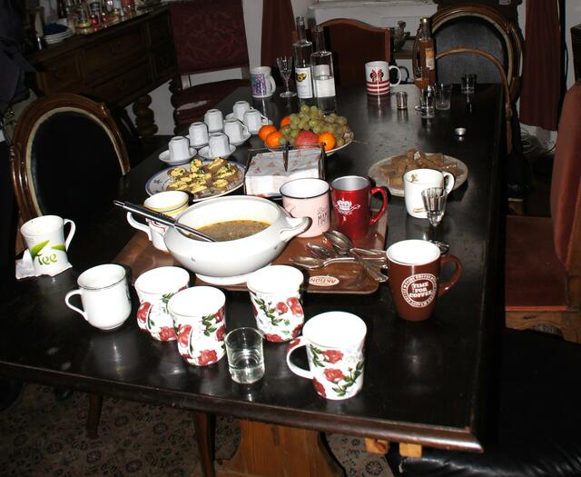 Heiße Suppe im Häferl und kleine Häppchen zur Stärkung vor dem Fällen des Baumes im Gutshof von Lorentz Gudenus.