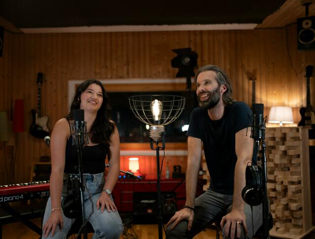Austro-Amerikanerin Lana Lam und Robert Feitzinger im Studio.
