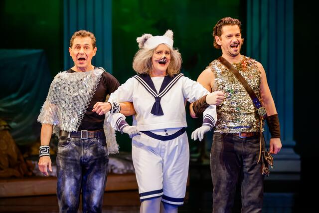 Schiffsmaus Pontiki (Christa Ertl), rechts Odysseus Gezim Berisha und links der Erfinder der Schiffsmaus und das Alter Ego von Odysseus: Beppo Binder. | Foto: Christian Husar