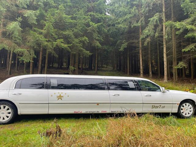 Lugners Strechlimousine taugt auch für den Wald.