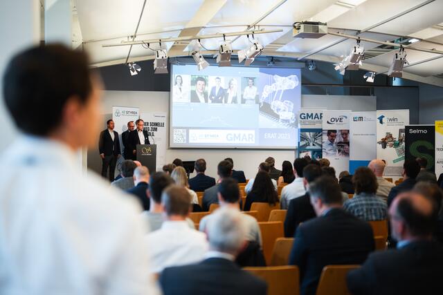 Udo Traussnigg, Vorsitzender-Stv. der AT Styria begrüßt Publikum | Foto: Studio Lou / Lukas Elsneg