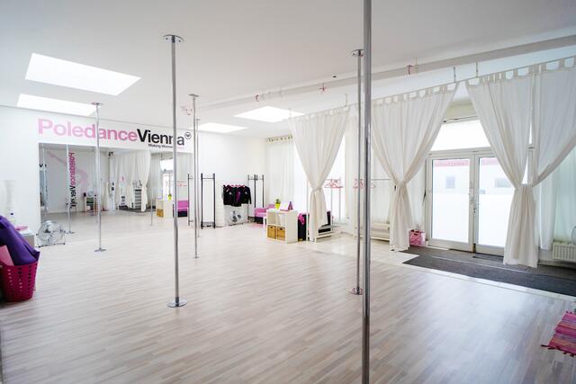 Oftmals würden Frauen denken, dass sie nicht stark genug für den Tanz an der Stange seien. Das sei aber nie der Fall. "Die Kraft für Poledance bekommt man durch Poledance", weiß Beranek.  | Foto: Poledance Vienna