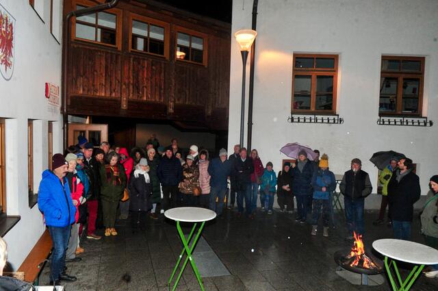 Das offene Feuer verlieh dem Festakt trotz der etwas feuchten Witterung eine besondere Atmosphäre. | Foto: Hassl