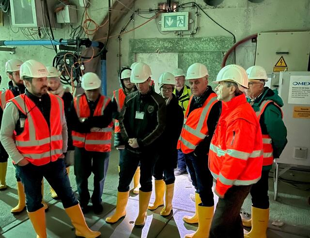 Erklärungen im Bereich des ersten Querschlag 500 Meter im Tunnel | Foto: Josef Strohmeier