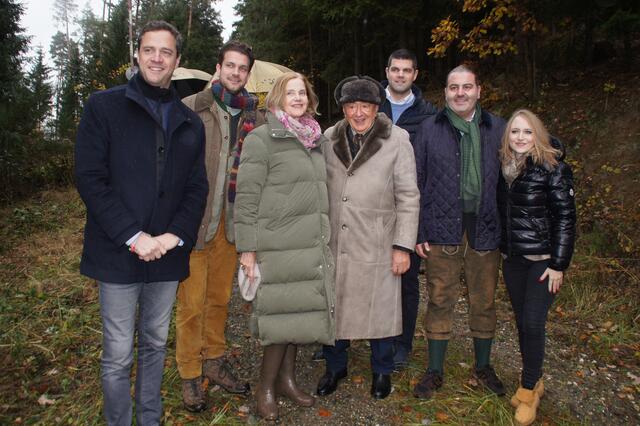 Die Familien Gudenus und Lugner machen ich auf in den Wald, um nach dem passenden Baum für das traditionelle Christbaumschneiden zu suchen.