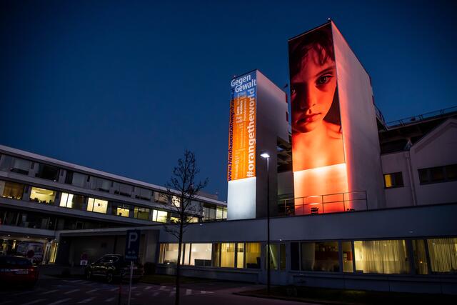 Die Helikoptertürme des Universitätsklinikums Tulln werden wie im Vorjahr mit einem Bild von Gottfried Helnwein bespannt und orange beleuchtet.  | Foto: Robert Herbst
