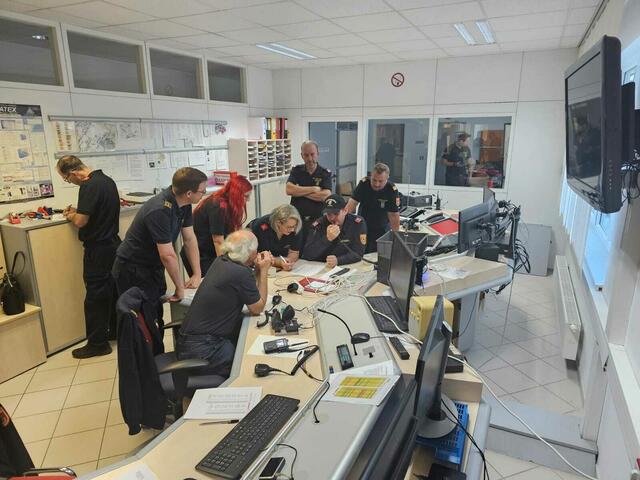 Die Feuerwehrmitglieder bei der Übung des "Blackout-Kommunikationsplans". | Foto: BFK Gänserndorf