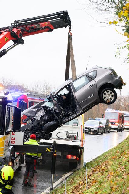 Zwei Feuerwehren, Polizei und Rotes Kreuz wurden am Freitagmorgen zu einem schweren Verkehrsunfall nach Garsten alarmiert. | Foto: TEAM FOTOKERSCHI.AT / WERNER KERSCHBAUMMAYR &amp; FEUERWEHR GARSTEN