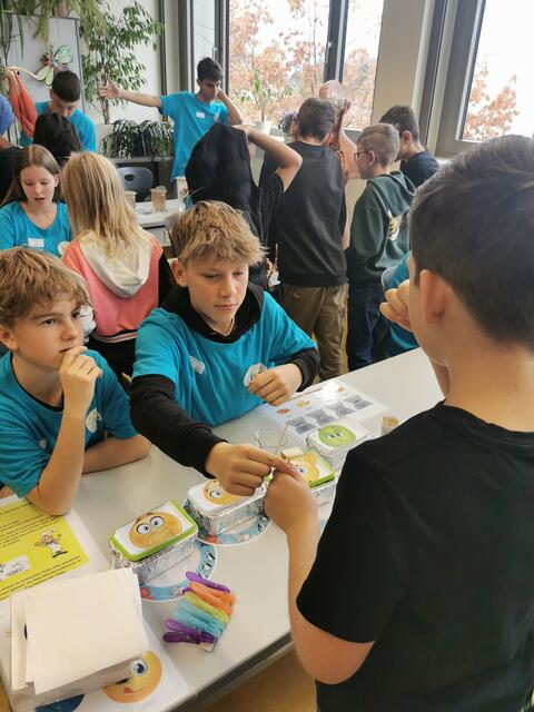 An verschiedenen Stationen gab es für die interessierten Volksschülerinnen und -schüler Neues zu entdecken. | Foto: Europagymnasium Leoben