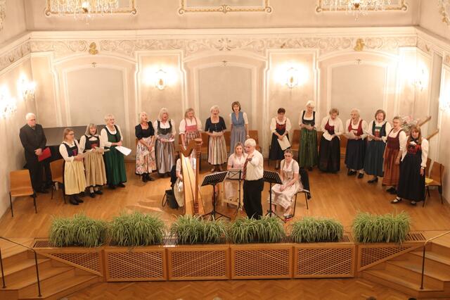 Mit einem Jodler von der Bühne gehend, verabschiedete sich der Chor Alpenklang Hall und hinterließ bei vielen Zuhörerinnen und Zuhörern einen bleibenden Eindruck. | Foto: Aurelius Zigle