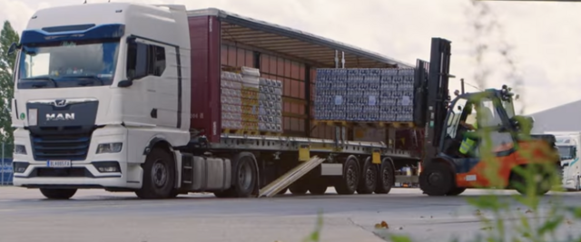 Das umweltfreundliche Bier fährt mit der Bahn und mit dem Lkw. | Foto: youtube
