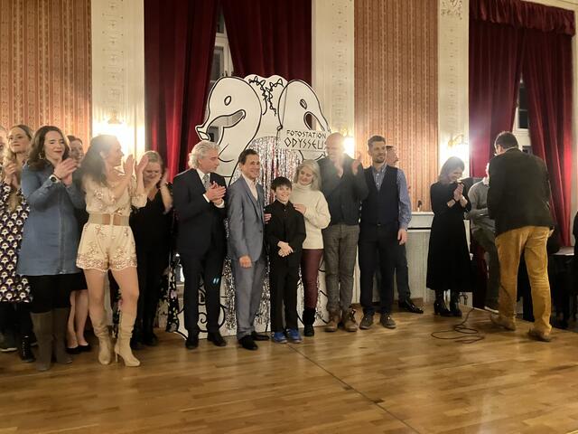 Premierenfeier mit dem ganzen Ensemble und dem künstlerischen Leiter Michael Lakner