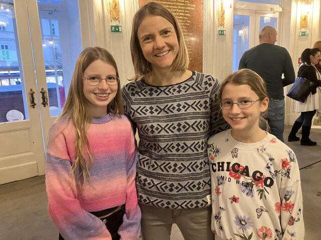 Johanna, Mama Stephanie, und Lisa | Foto: Stockmann