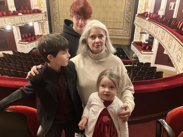 Christa Ertl, die "Maus" Pontiki, mit ihren Enkerln Nicole, Lucas und Patric-Pascal | Foto: Stockmann