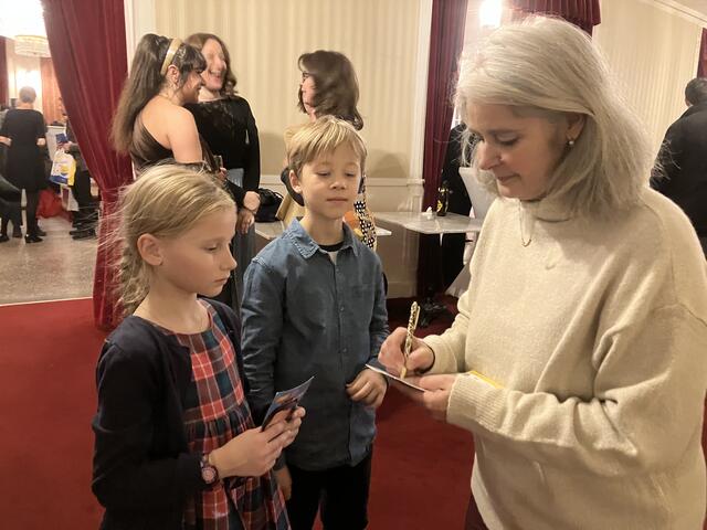 "Maus Pontiki" gibt Hugo und seiner Freundin Winifred ein Autogramm. | Foto: Stockmann