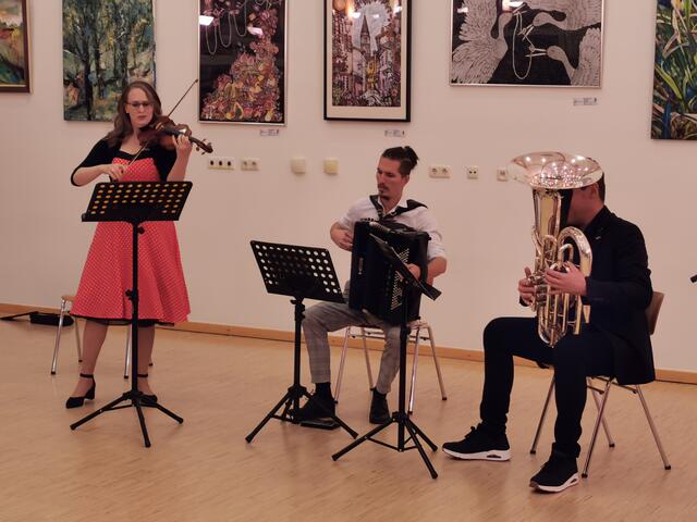 TriMago: Hannelore Farnleitner auf der Violine, Bernd Kohlhofer (Akkordeon) und Tubist Robert Ederer | Foto: Hermine Arnold