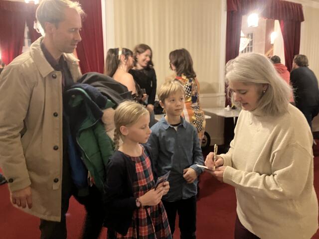 Ganz links der musikalische Leiter der Bühne Baden, Michael Zehetner. Rechts Christa Ertl, ein Urgestein der Bühne. Sie begann hier als Tänzerin und hatte zahlreiche Funktionen über. Aber eine Schiffsmaus war sie bisher noch nie. Hugo und Winifred holten sich ein Autogramm | Foto: Stockmann