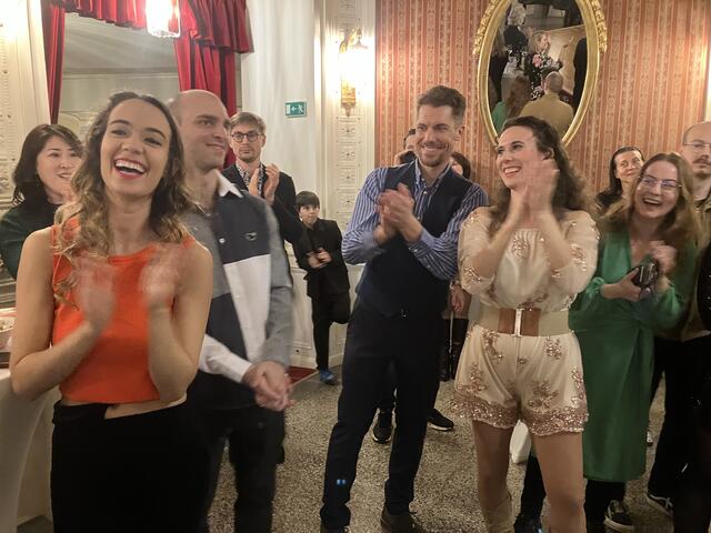 Gute Laune und viel Applaus gab es auch im Kollegenkreis. | Foto: Stockmann