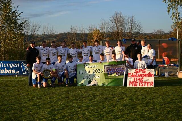 Die SPG Edelserpentin U16 bedankt sich bei den Unterstützern, die den Herbstmeistertitel in der Gruppe Süd mitermöglicht haben. | Foto: Roman Schaffer