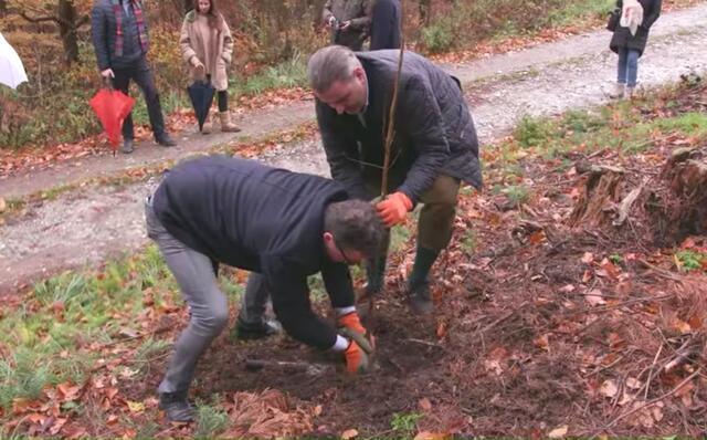 Zwecks des ökologischen Fußabdrucks wurde von Johann Gudenus und Leo Kohlbauer auch ein neuer Baum gesetzt.