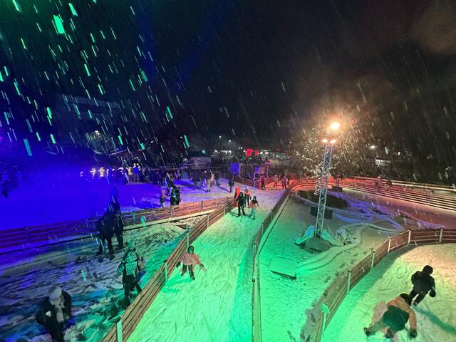 Als die neu entstandene Eisfläche mit Skateways eröffnet wurde, gab es für die Besucher kein Halten mehr. | Foto: Hartman