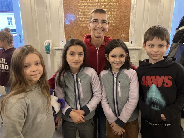 Oma Eva führte vier Enkerl ins Theater: Elina, Loreen, Dennis und Collien | Foto: Stockmann