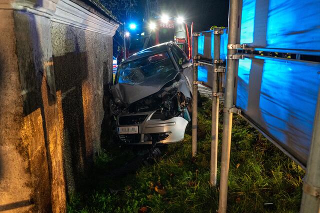 Beim Unfall wurden alle drei Insassen unbestimmten Grades verletzt. | Foto: © TEAM FOTOKERSCHI.AT / MATTHIAS KALTENLEITNER