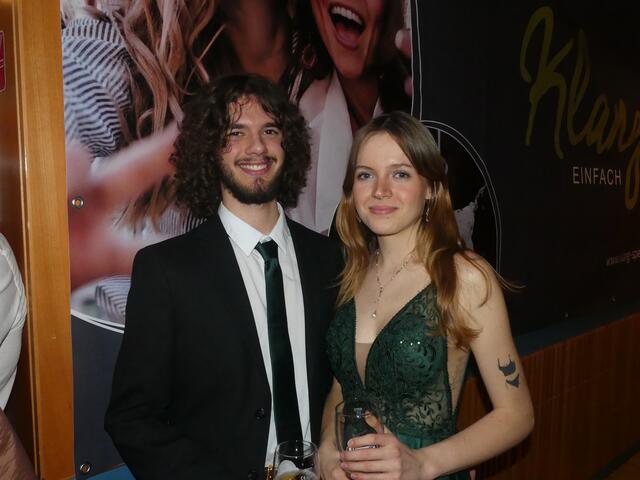 Gymball - Shining bright on Prom Night  | 18.11.2023
Konstantin Götz und Lena Kassil lächelten ebenfalls in die Kamera! | Foto: Nina Taurok