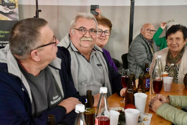 Rund 300 Gäste kamen zu Punsch &amp; Maroni in die Busgarage von Südburg in Oberwart | Foto: Südburg