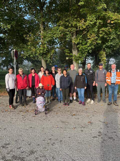 Viele fleißige Sigleßerinnen und Sigleßer halfen mit, die Äpfel für den Gemeindesaft zu sammeln. | Foto: Gemeinde Sigleß