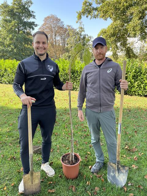  Peter Rupp &amp; Philip Drews beim Einpflanzen des Baumes. | Foto: Gemeinde Sigleß