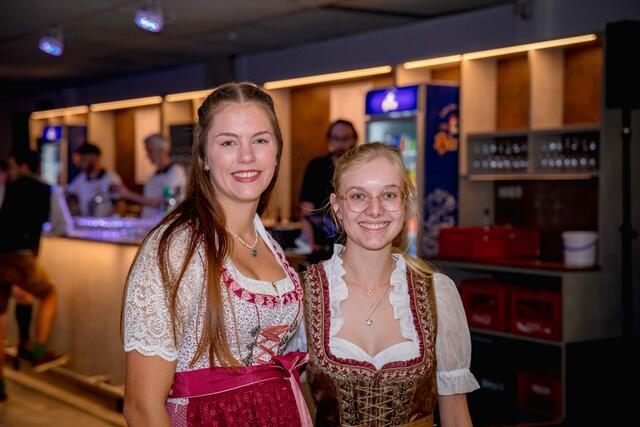 Schnuppern bereits Maturaballluft: Hannah und Lara aus der 4. Klasse.