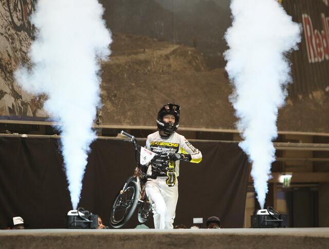 Pumptrack-Queen Christa von Niederhäusern bei ihrem Auftritt vor den entscheidenden Runs. | Foto: sportszene.tirol/Leitner