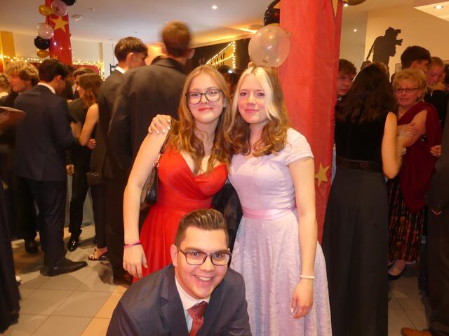 Gymball - Shining bright on Prom Night  | 18.11.2023
Sophie Möltner, Bastian Piringer und Seraphina Goldhahn genossen den Trubel! | Foto: Nina Taurok