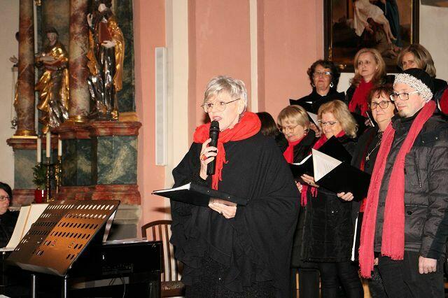 Karin Stadtegger erklärte die Zusammenstellung und Abfolge der Lieder. | Foto: Wutte