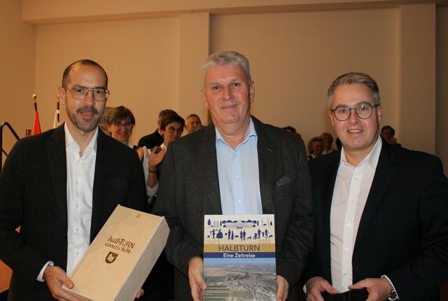 v.l.n.r Vizebürgermeister Gerald Knöbl, Dr. Herbert Brettl und Bürgermeister Markus Ulram  | Foto: Sophie Mantler