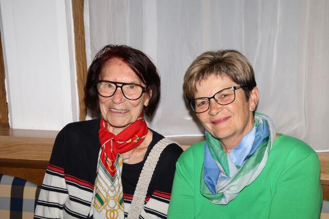Ölbei Rosi und Hertha Dinhof.