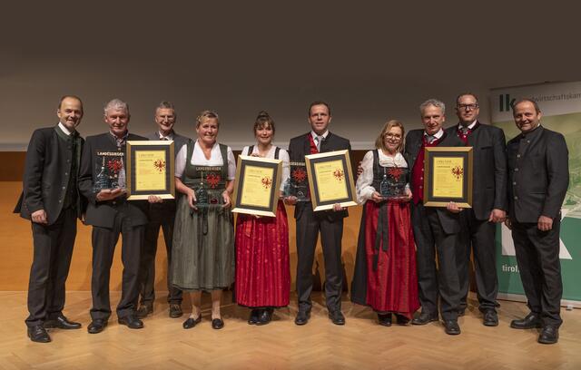 Das sind die Landessieger 2023, mit den LK-Funktionären: LK-Präsident Josef Hechenberger, Johann Happacher, LK-Fachbereichsleiter Wendelin Juen, Christine und Melanie Treffer, Christian Seiser, Monika und Anton Steixner, LK-Obstverarbeitungsreferent Ulrich Zeni und LH-Stv. Josef Geisler (v.l.).  | Foto: Die Fotografen