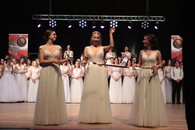 Symbolisch gingen die Maturantinnen und Maturanten ihrem Motto "Let´s make a cut - wir schließen ab" nach. 