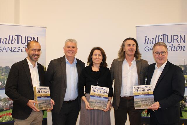 v.l.n.r Vizebürgermeister Gerald Knöbl, Dr. Herbert Brettl, Grafiker Ingrid und Mag. Gerhard Ullram und Bürgermeister Markus Ulram | Foto: Sophie Mantler