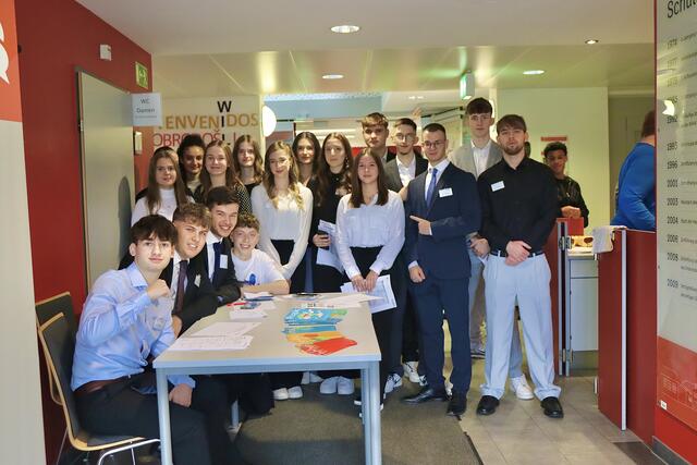 Die verschiedenen Stationen des Infotags umfassten Allgemeine Infos, ein Buffet mit selbstgemachten Köstlichkeiten, Vorstellungen des neuen Medienzweigs, Informationen zu IT und Wirtschaftsinformatik, Einblicke in praktische Geschäftsabläufe, Präsentation von Abschlussprojekten, etc.  | Foto: Alejandra Ortiz