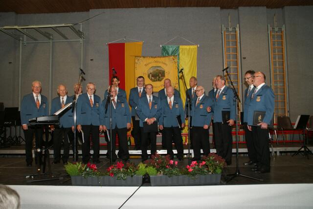 Der Männergesangverein Neuhauser Hügelland konzertierte in der Festhalle der Volksschule. | Foto: Anna Maria Kaufmann