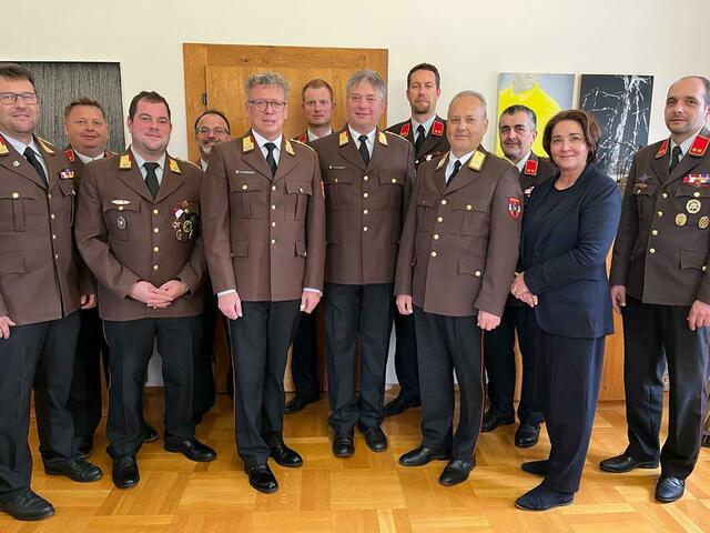 Wiederwahl von Harald Graggaber (Mitte. 7. v. Links) als Abschnittskommandant. Hier im Gruppenfoto mit den Kommandanten des Abschnittes 1, Landesfeuerwehrkommandant Günter Trinker Bezirksfeuerwehrkommandant OBR Hannes Pfeifenberger, Abschnittsfeuerwehrkommandant-2 BR Hans-Jürgen Schiefer sowie Bezirkshauptfrau Mag. Dr. Michaela Rohrmoser. | Foto: BSBÖ Bezirk Lungau Thomas Keidel