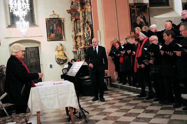 Johanna Moser am Klavier und Gerlinde Hörmann als Dirigentin im Einsatz | Foto: Wutte
