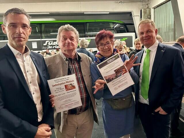 Sonja Hofer und Leo Horvath (Mitte) waren glückliche Gewinner.  | Foto: Südburg