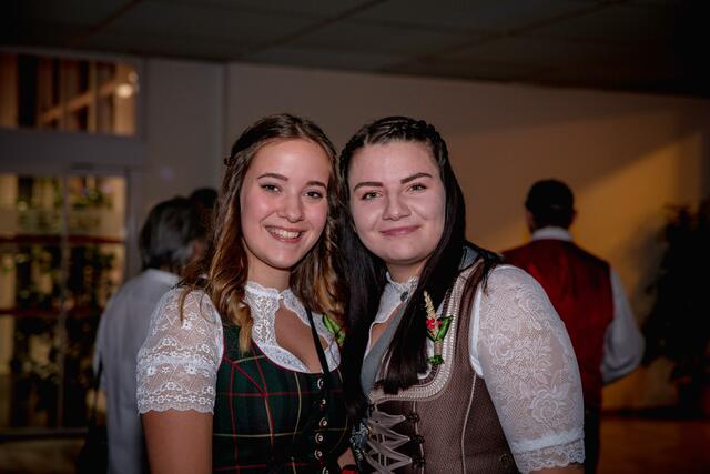 Auch die ehemaligen Absolventinnen Stefanie und Selina waren mit dabei.