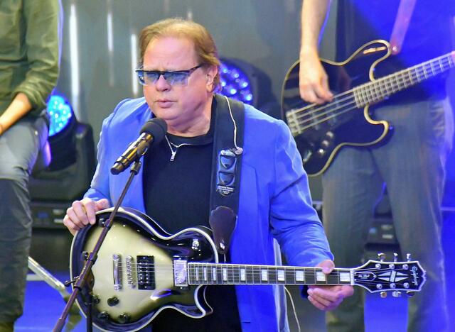 Ewald Pfleger (Opus) versteigert seine Gitarre....