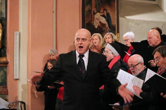 Ein blendend aufgelegter Bariton David McShane riss den gesamten Chor mit. | Foto: Wutte