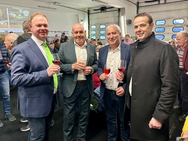 Siegfried Tanczos konnte bei der Busreisekatalogpräsentation Bürgermeister Georg Rosner, Vizebürgermeister Michael Leitgeb und Harald Jankovits, Geschäftsführer vom Sterntalerhof begrüßen (v.l.). | Foto: Südburg